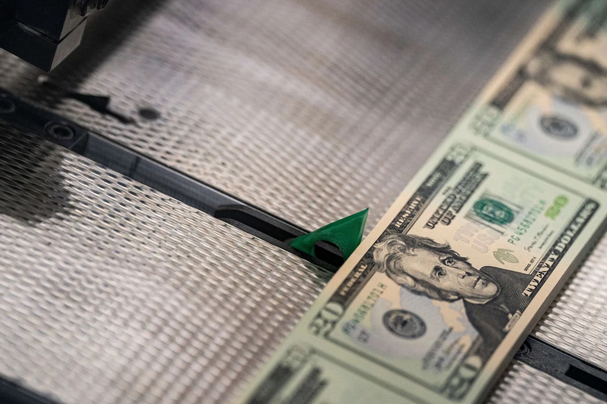 Dollar Set for First Weekly Drop in Five Weeks as AI Jitters Cut Yields6th