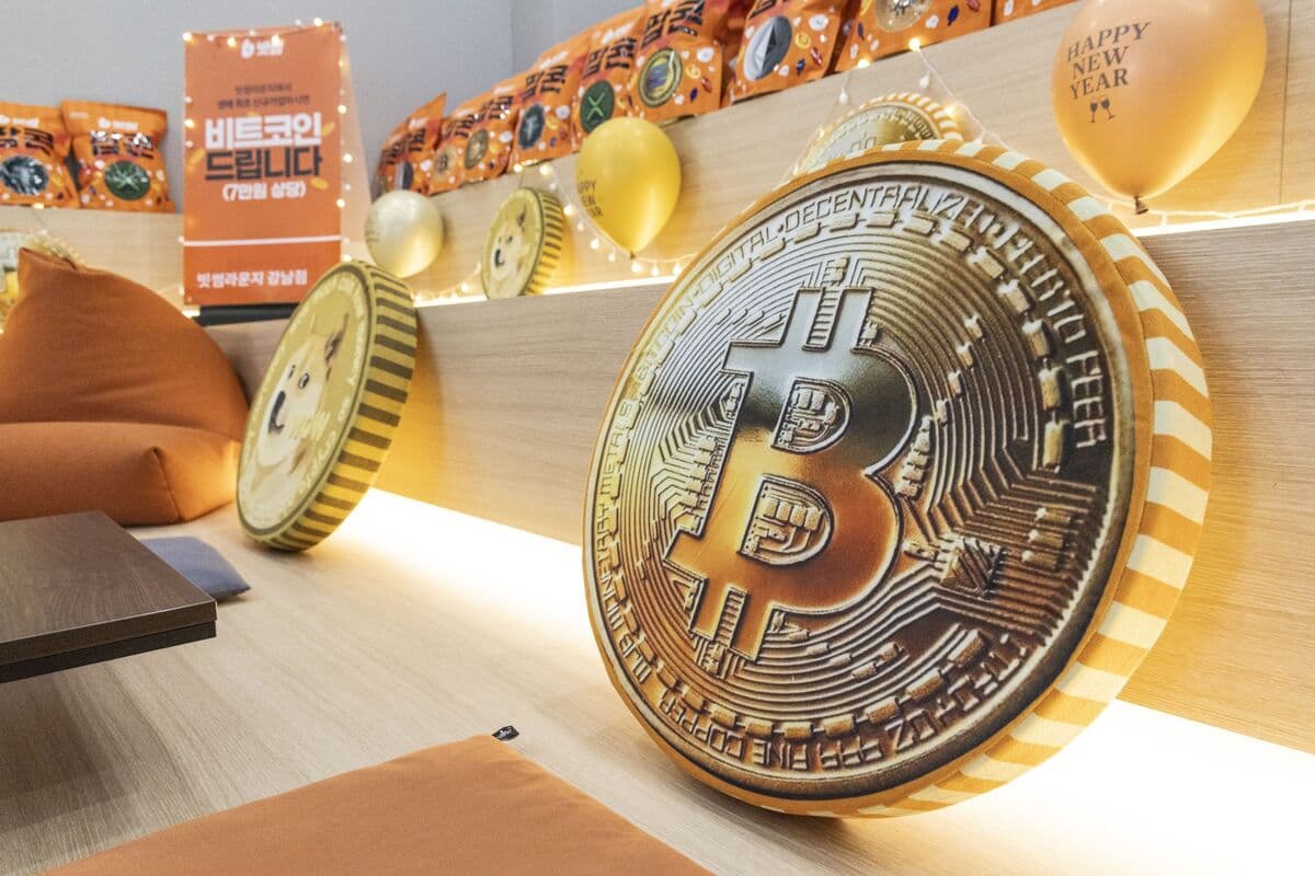 Gold Backs Above $4,000 While Bitcoin Steadies Near $80,000 After Rough Week