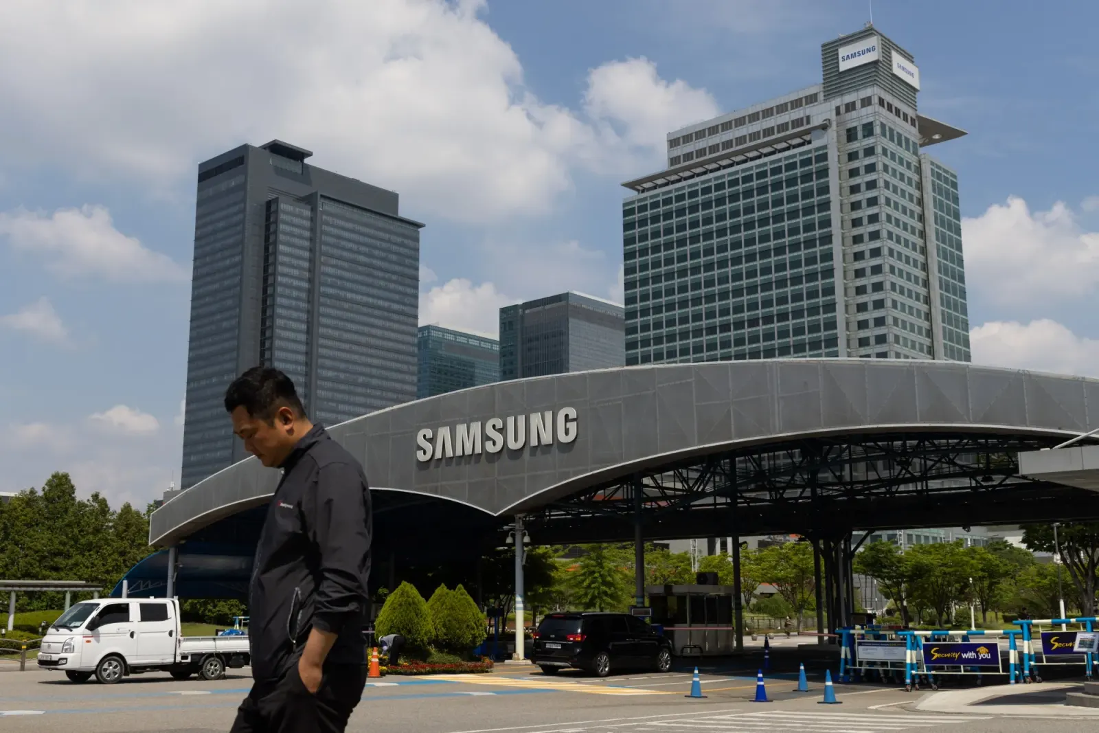 Samsung chip earnings dominate record quarterly profit as devices lose money